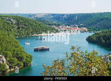 Città di Skradin e bay con navi e yacht in Croazia. Foto Stock