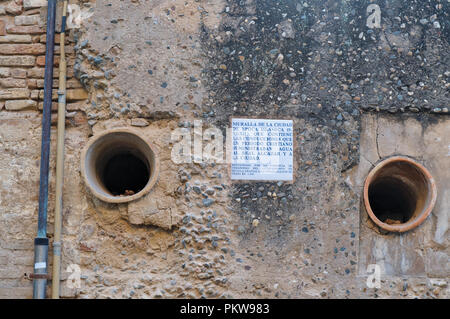 Antiche canalizzazioni di acqua dentro le mura del castello di Siviglia, Spagna Foto Stock