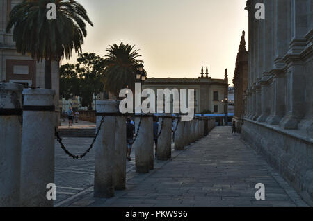 Scena di strada nella città di Siviglia, la città capitale di Andalusia e la famosa destinazione di viaggio in Spagna Foto Stock