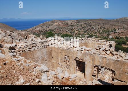 Le rovine del villaggio abbandonato di Mikro Chorio sull'isola greca di Tilos. Foto Stock