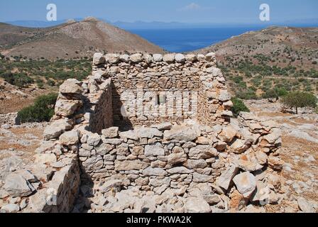Le rovine del villaggio abbandonato di Mikro Chorio sull'isola greca di Tilos. Foto Stock