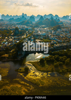 Il fiume Li e splendide rocce carsiche montagne in Guilin Cina Foto Stock