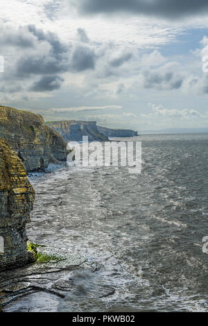 Il Glamorgan Heritage Coast nel Galles del sud guardando verso est da Southerndown Foto Stock