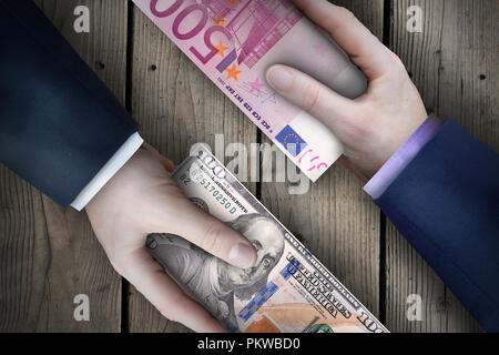 Due fiat valuta le fatture che vengono scambiati da due uomini di affari che come parte di una transazione commerciale. Foto Stock