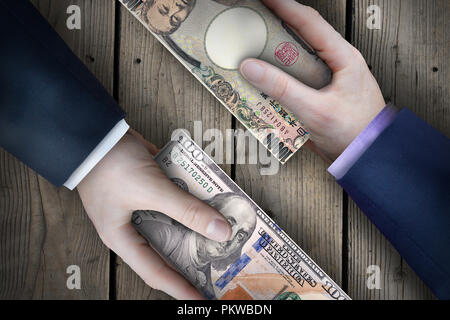 Due fiat valuta le fatture che vengono scambiati da due uomini di affari che come parte di una transazione commerciale. Foto Stock