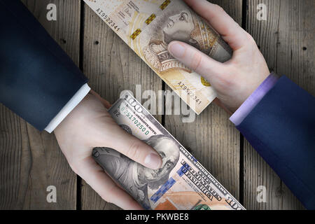 Due fiat valuta le fatture che vengono scambiati da due uomini di affari che come parte di una transazione commerciale. Foto Stock
