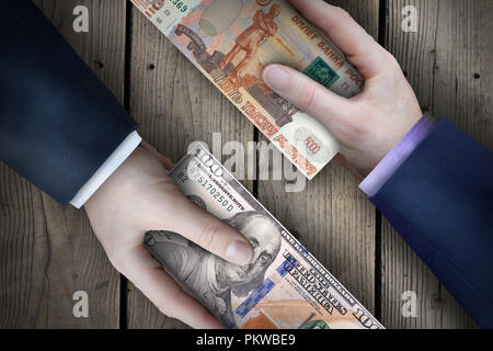 Due fiat valuta le fatture che vengono scambiati da due uomini di affari che come parte di una transazione commerciale. Foto Stock