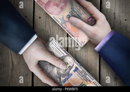 Due fiat valuta le fatture che vengono scambiati da due uomini di affari che come parte di una transazione commerciale. Foto Stock