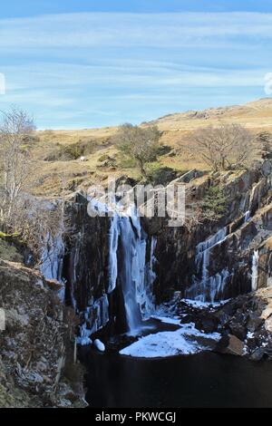 Regno Unito, Cumbria, Coniston. Vista verso la cascata ghiacciata dalla cava Banishead Torver comune nel Lake District inglese. Foto Stock