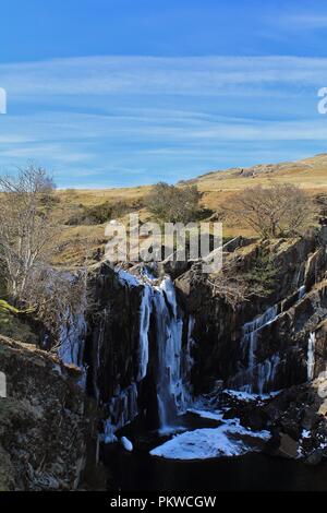 Regno Unito, Cumbria, Coniston. Vista verso la cascata ghiacciata dalla cava Banishead Torver comune nel Lake District inglese. Foto Stock