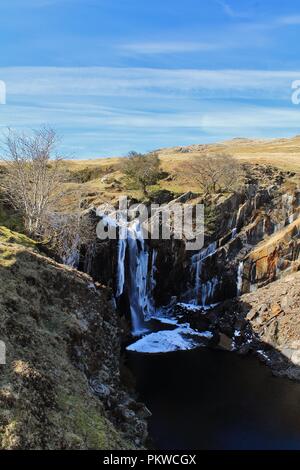 Regno Unito, Cumbria, Coniston. Vista verso la cascata ghiacciata dalla cava Banishead Torver comune nel Lake District inglese. Foto Stock