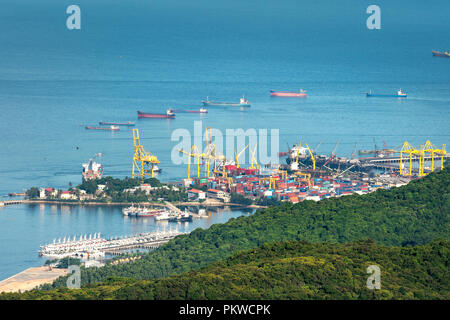 Porto panoramico Tien Sa vista dalla cima del Figlio Tra della penisola. Tien Sa Harbour con molti contenitori di carico rivestito sul pannello preparato per l'esportazione Foto Stock