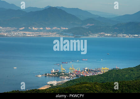 Porto panoramico Tien Sa vista dalla cima del Figlio Tra della penisola. Tien Sa Harbour con molti contenitori di carico rivestito sul pannello preparato per l'esportazione Foto Stock