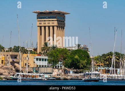 Movenpick Hotel resort torre di cemento con tradizionale feluca e barche a vela, Fiume Nie, Aswan, Egitto, Africa Foto Stock