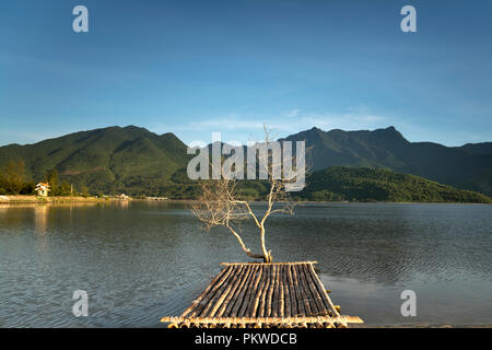 Una zattera di bamboo in giro un Lagoon in Lang Co Bay. Giro una laguna è una popolare attrazione turistica Foto Stock