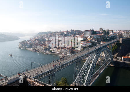 Vista su Ponte Dom Luís I e fiume Douro, a Porto, Portogallo Foto Stock