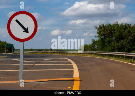 Autostrada con una pericolosa svolta a sinistra. Segnalazione. Foto Stock