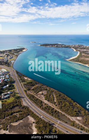 Vista aerea del canale di Swansea in corrispondenza della bocca del lago Macquarie il più grande lago di acqua salata in Australia. Questo lago appena a sud della grande città di Newc Foto Stock