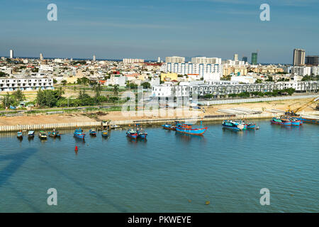 La pesca tradizionale barca sul fiume Han a DaNang, Vietnam. Da Nang City è una città famosa per i viaggi Foto Stock