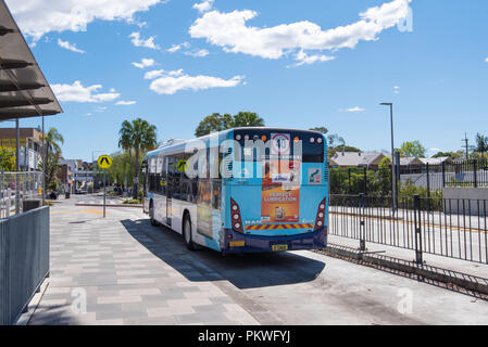 Un autobus pubblici lasciando il nuovo treno e bus interchange a Gordon, Nuovo Galles del Sud in Australia Foto Stock
