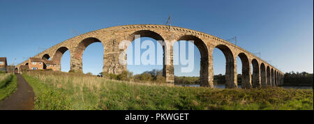 Extreme ampio angolo di vista panorama del viadotto del ponte della ferrovia, oltre il fiume Tweed, Northumberland Foto Stock