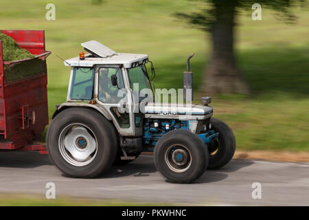 1989 Ford 7810 silver jubilee trattore insilato karting su un British dairy farm. Il silver 7810's sono rari e da collezione, solo 150 sono stati costruiti Foto Stock