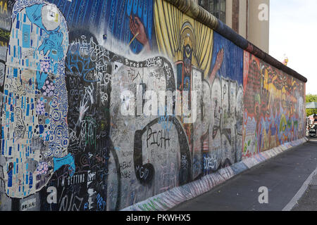 Graffiti lungo il muro di Berlino, l est dall ovest Germania Foto Stock