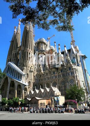 I turisti che visitano la Sagrada Familia di Barcellona, Spagna. Foto Stock