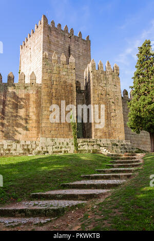 Castelo de Guimaraes Castello. Più famoso castello in Portogallo. Luogo di nascita del primo re portoghese e la nazione portoghese. Guimaraes, Portogallo. Foto Stock