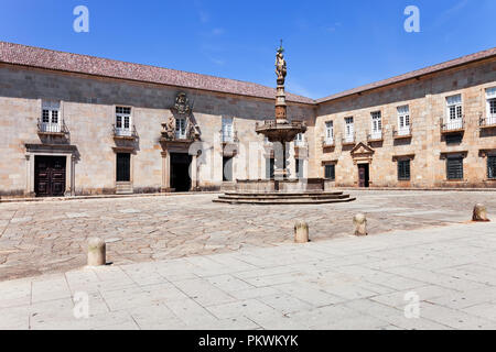 Braga, Portogallo. Castelos barocca fontana nella piazza di Paco e la facciata barocca della scuola per infermieri del Minho University Foto Stock