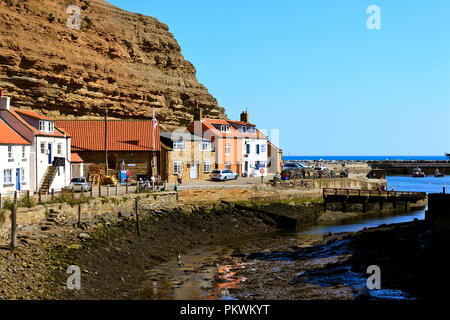 La bassa marea sul Beck a Staithes porta sul North Yorkshire Coast Foto Stock