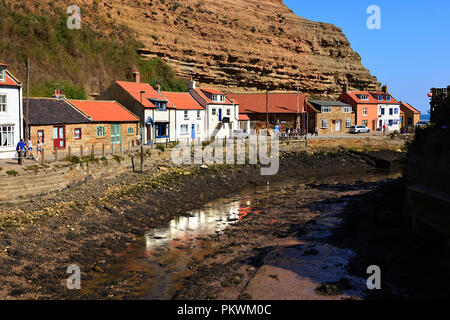 La bassa marea sul Beck a Staithes porta sul North Yorkshire Coast Foto Stock