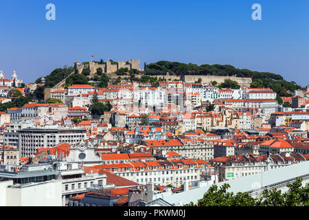 Lisbona, Portogallo. Vista del Castelo de Sao Jorge Castle aka Saint o San Giorgio Castello, Baixa, Alfama e Mouraria distretti. Tipica portoghese Foto Stock