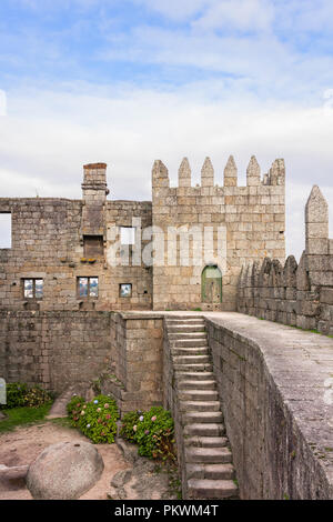 Guimaraes, Portogallo. Guimaraes Castello interiore, il più famoso castello in Portogallo come fu il luogo di nascita del primo re portoghese Foto Stock