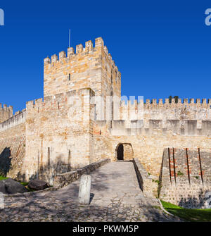 Lisbona, Portogallo - 01 Febbraio 2017: Castelo de Sao Jorge aka Saint George Castle. Ingresso della Castelejo aka mantenere con il fossato, torri di guardia, bat Foto Stock