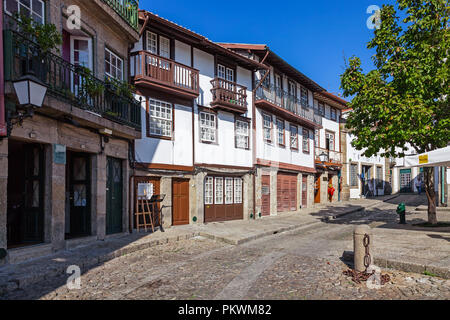 Guimaraes, Portogallo - 13 Ottobre 2017: edifici medievali in Santiago Square, noto anche come Sao Tiago o Sao Thiago, nel centro storico di Foto Stock
