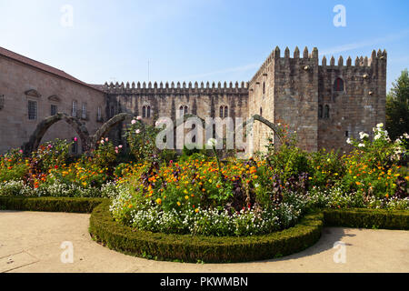 Braga, Portogallo - 16 Ottobre 2015: Santa Barbara giardino con il medievale Palazzo vescovile di Braga in background. Foto Stock