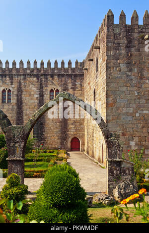 Braga, Portogallo - 16 Ottobre 2015: Santa Barbara giardino con il medievale Palazzo vescovile di Braga in background. Foto Stock