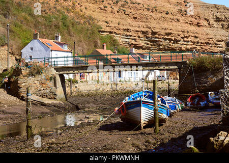 La bassa marea sul Beck a Staithes porta sul North Yorkshire Coast Foto Stock