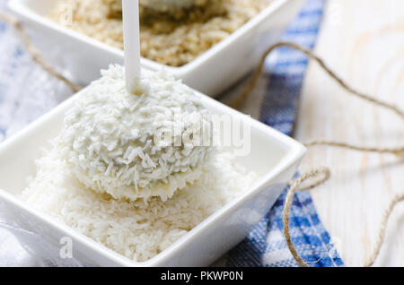 Cakepops al cioccolato con noci e scaglie di cocco. Close up. Foto Stock