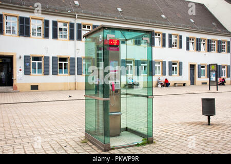 Telefono pubblico sul sentiero accanto al traffico stradale in Small Alley per chi usa il telefono a Speyer città il 27 agosto 2017 della Renania Palatinato, Germania Foto Stock