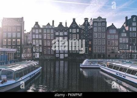 Edifici di Amsterdam Centraal Station area Foto Stock