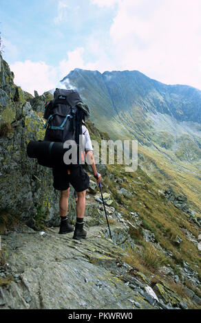 Gli escursionisti in montagna Fagaras in Transilvania Romania. Sullo sfondo il Monte Moldoveanu il picco più alto nel paese di Settembre 2005 Foto Stock