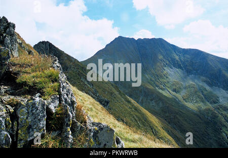 Il monte Moldoveanu nei Monti Fagaras in Transilvania Romania. A 2543 metri sopra il livello del mare è il punto più alto in Romania. Settembre 2005. Foto Stock