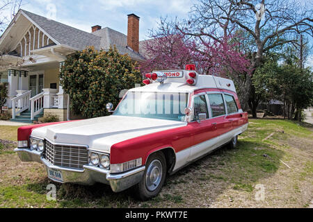 Red & White 41-anno-vecchia Cadillac ambulance si siede nel prato davanti a casa del medico di base, McKinney Texas, di pubblicizzare attività. Targa Doc dice Dan. Foto Stock