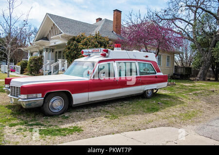 Red & White 41-anno-vecchia Cadillac ambulance si siede nel prato davanti a casa del medico di base, McKinney Texas, di pubblicizzare attività. Targa Doc dice Dan. Foto Stock