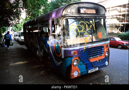 Soggetto ad atti vandalici psychedlic pullman, a nord di Londra, Inghilterra. 2001. Foto Stock