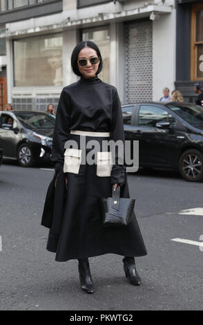 Social media influencer da Singapore in aumento e fashion designer Yoyo Cao al di fuori dei framassoni' Hall durante la London Fashion Week SS19. Foto Stock