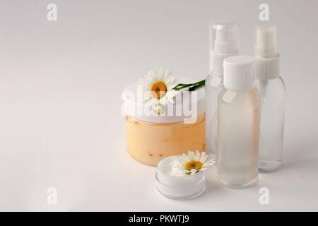 Cosmetici contenitori Vaso con fiori camomole, etichetta vuota package per il branding mock-up, naturale bellezza organica concezione del prodotto Foto Stock