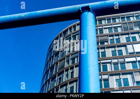Berlino, Germania, 31 agosto 2018: Close-Up di blu delle acque sotterranee sistema di canalizzazione contro l edificio per uffici Foto Stock